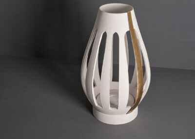 Spira.-Lampada-da-terra-artigianale-in-ceramica-e-finiture-in-ottone-o-ferro.-Lungomaredesign.it_